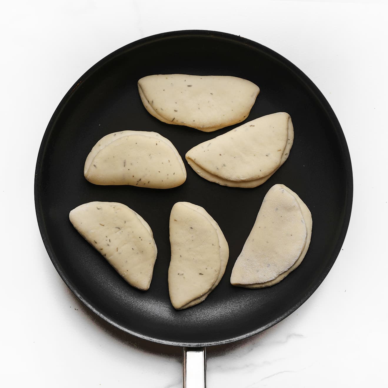 Broodjes bakken in een koekenpan