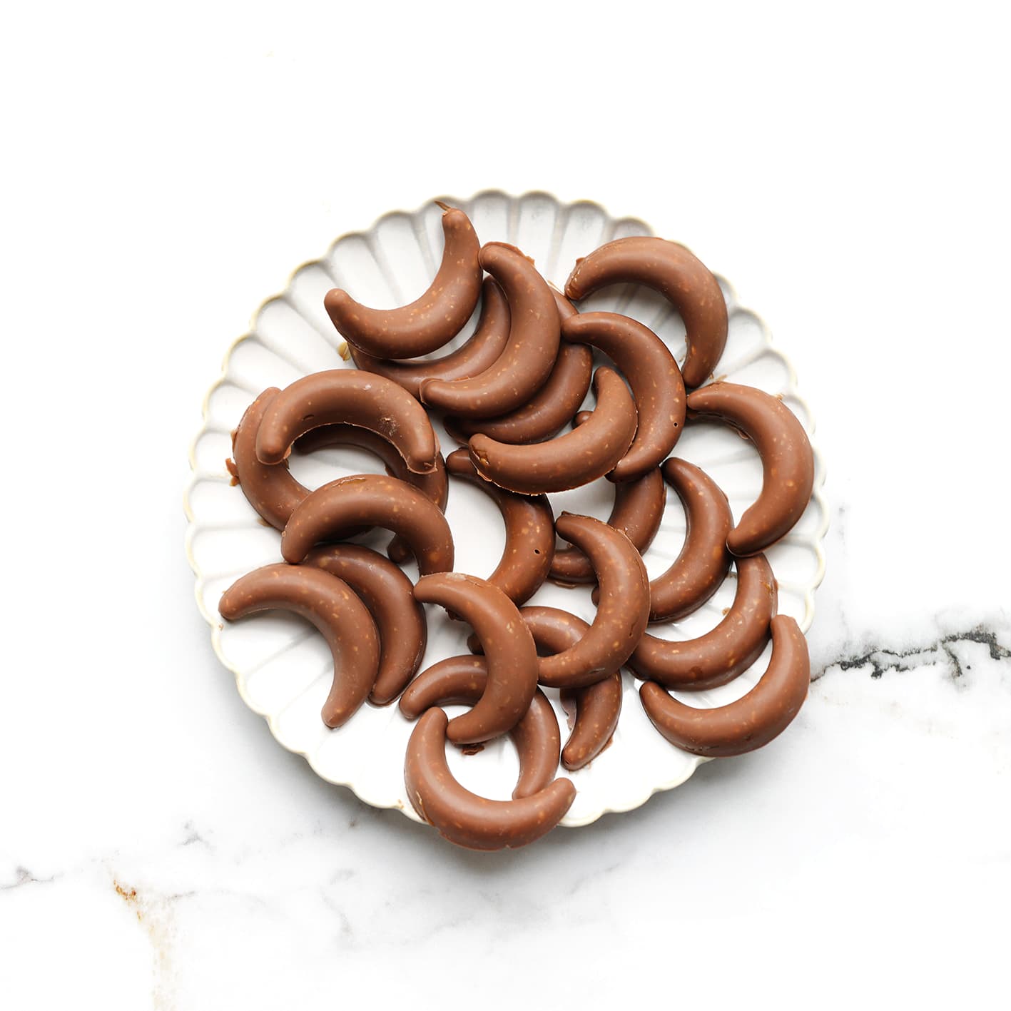 Chocolade uit de siliconenvorm halen