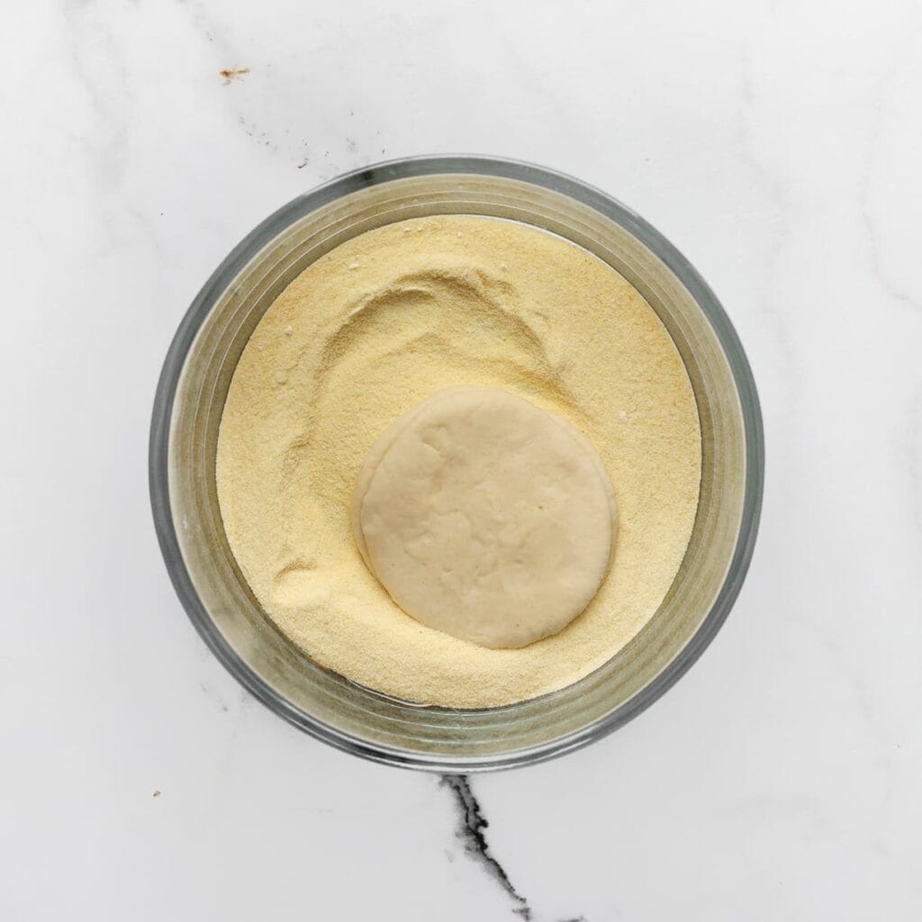 Haal het deeg door de fijne griesmeel.