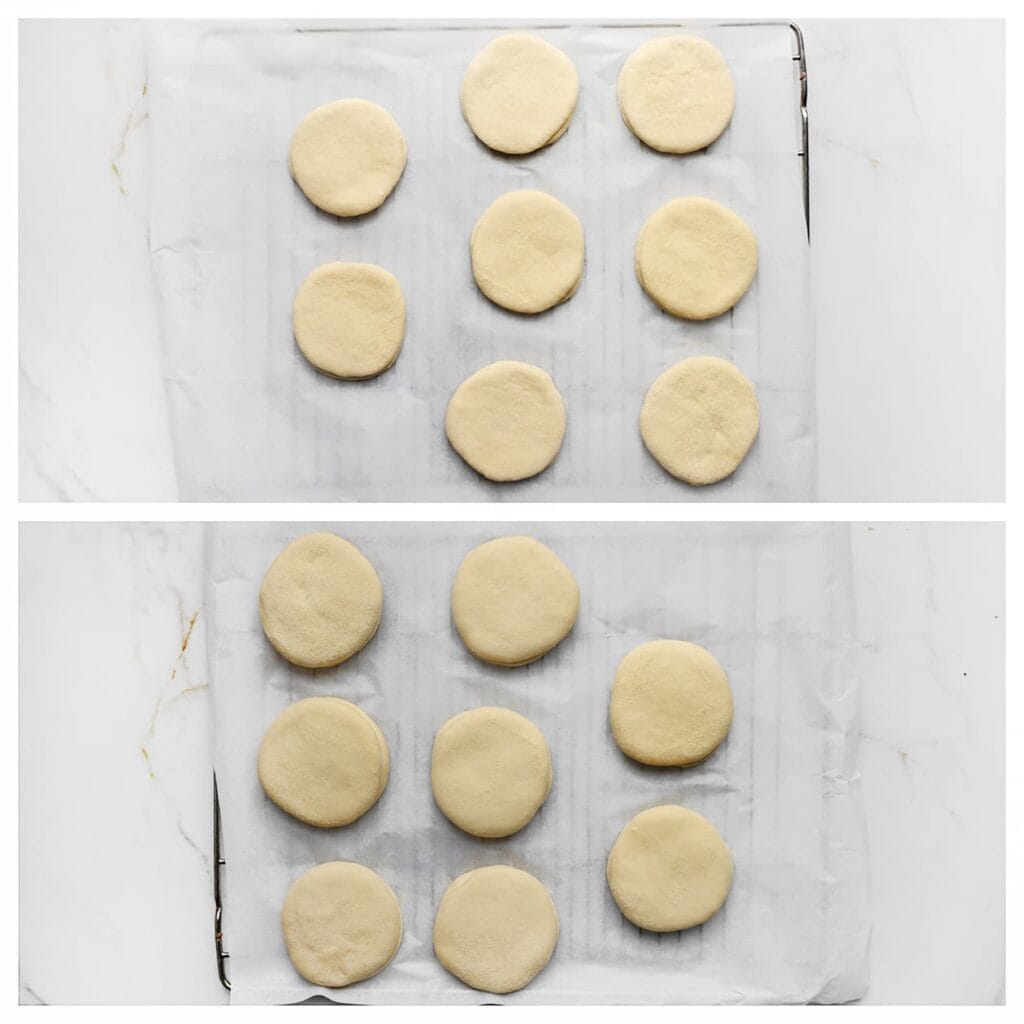 Leg de gestapelde deeglapjes op een met bakpapier beklede bakplaat. Laat 30 minuten rijzen, of tot ze in formaat zijn verdubbeld.