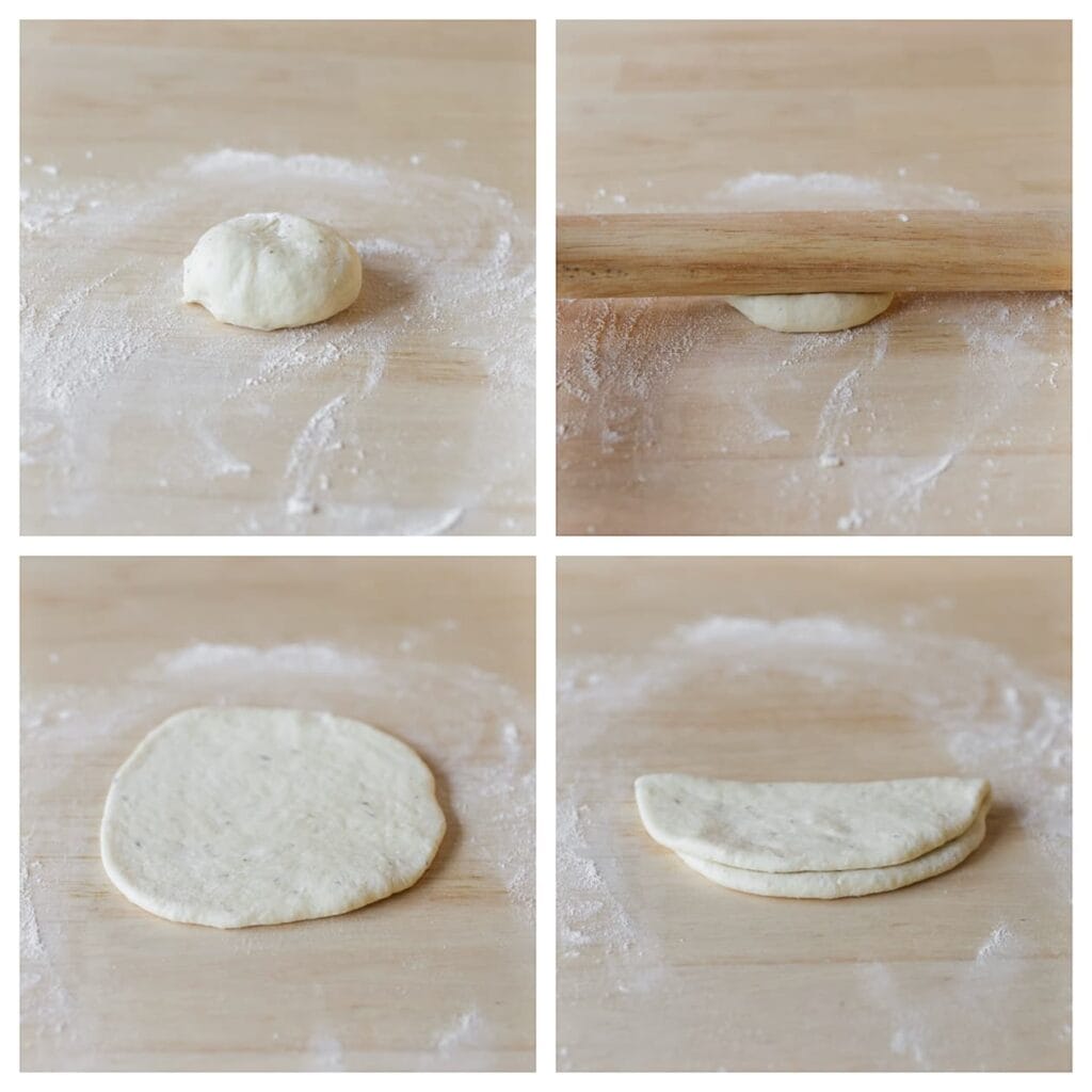 Neem een bolletje deeg en rol het uit tot een cirkel. Vouw deze dubbel.