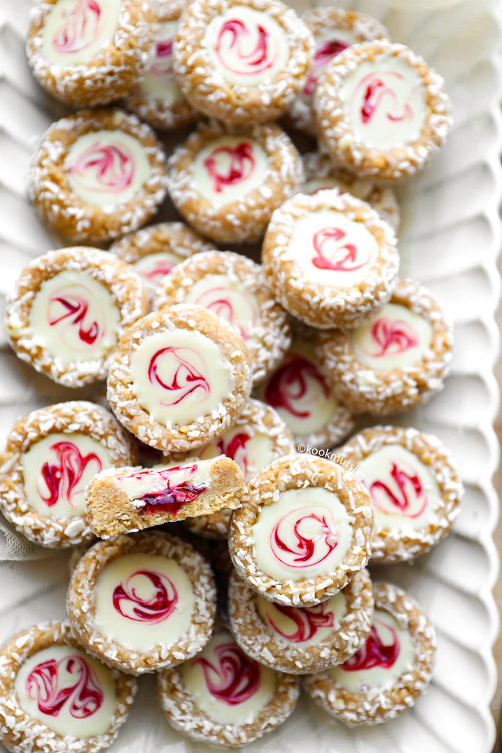Frambozen Macadamia Koekjes met Witte Chocolade (No bake) eindresultaat van Kookmutsjes