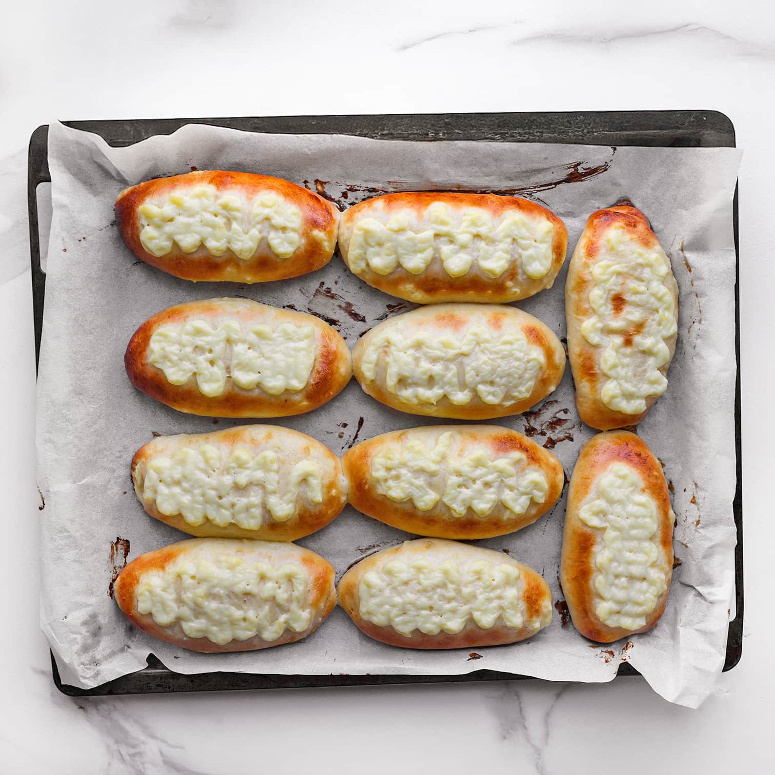 Gele room broodjes bakken in de oven