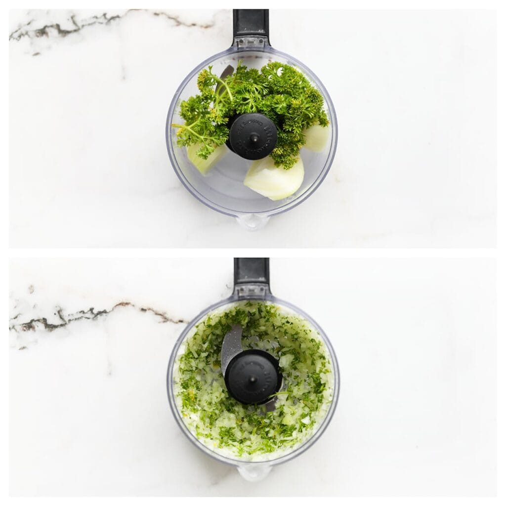 Hak de gele ui en de verse peterselie fijn in een hakmolen.