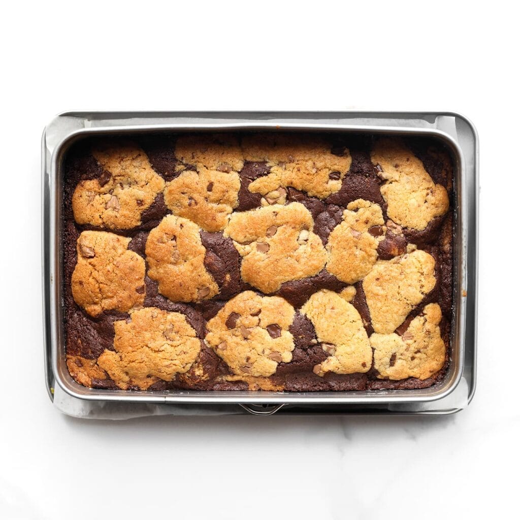 Verwarm de oven voor op 175 ℃. Bak de brookies met pistachespijs 30-38 minuten, of tot ze gaar zijn. Controleer tussendoor, want ovens kunnen verschillen. Laat de brookies volledig afkoelen voordat je ze aansnijdt.