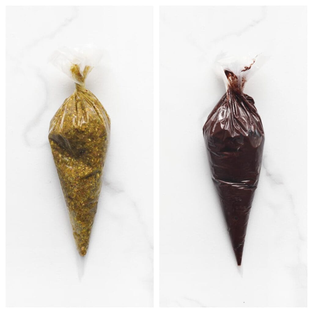 Doe het pistachespijs en het browniebeslag in een spuitzak. Je kunt ook een boterhamzakje gebruiken.