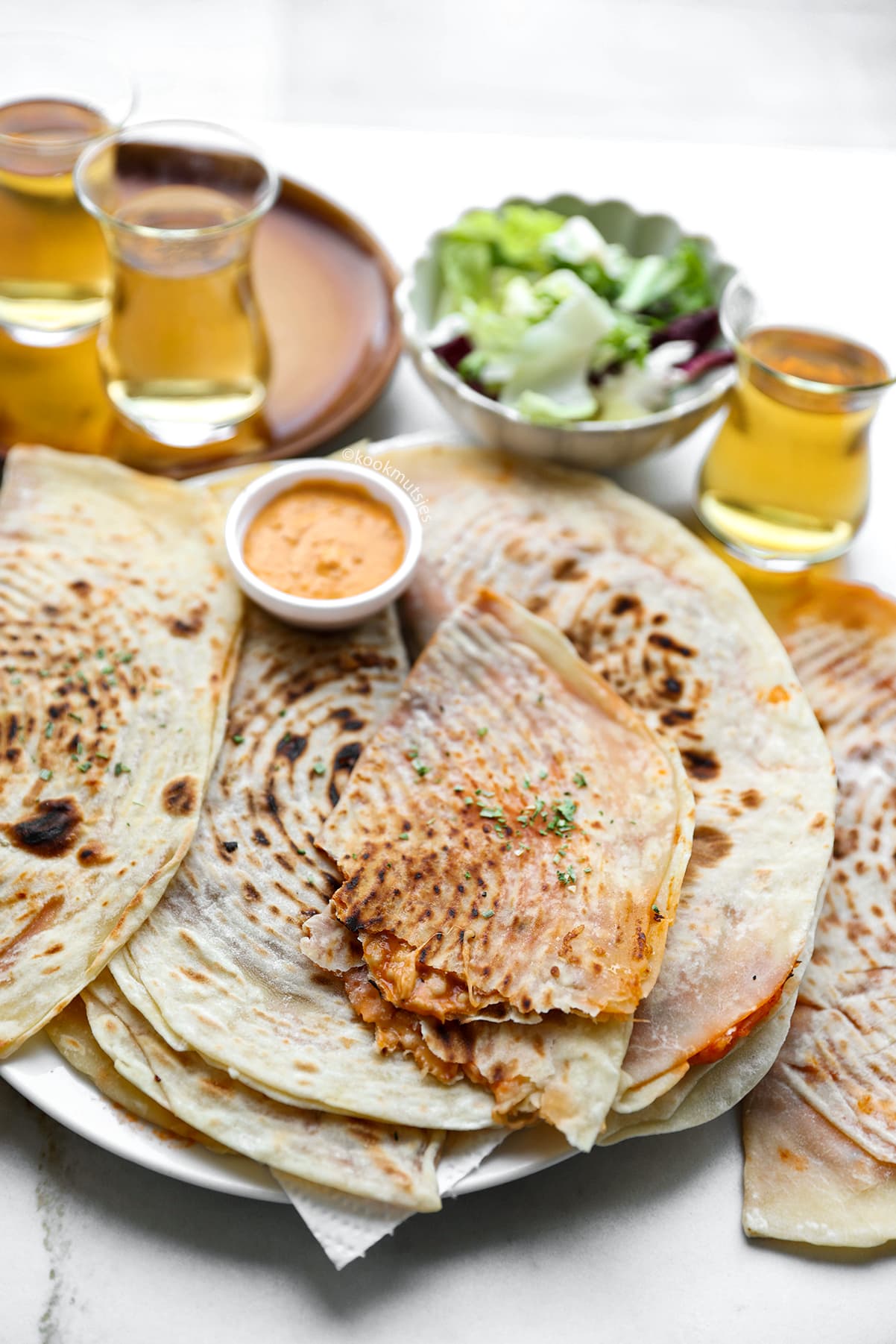 Platte broodjes gevuld met tomaten-kaasmengsel eindresultaat Kookmutsjes
