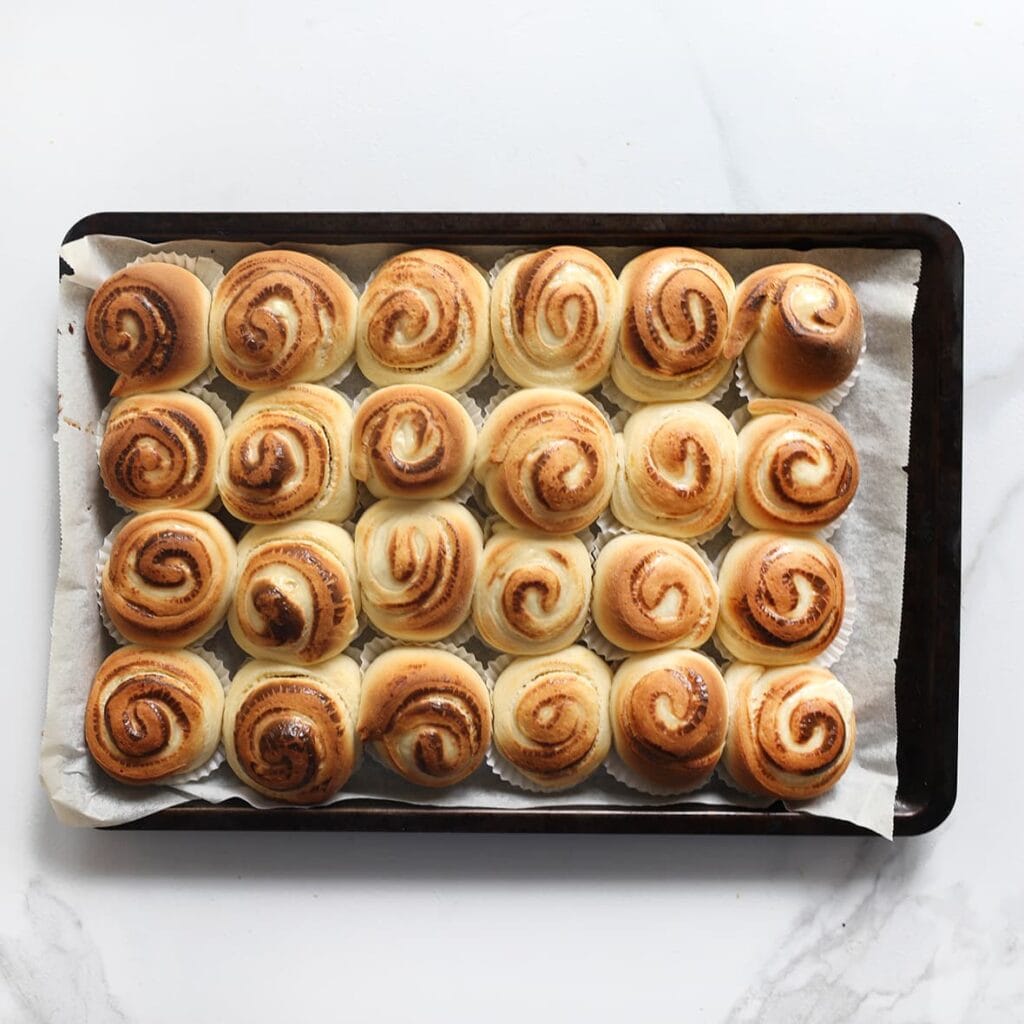 Verwarm de oven voor op 200 °C. Bak de swirls in 12-18 minuten goudbruin en gaar. Controleer de baktijd, want elke oven werkt anders.