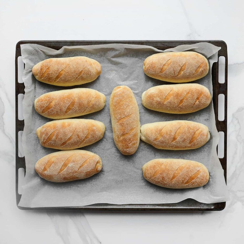 Verwarm de oven voor op 200 °C en bak de griesmeelbroodjes 12-18 minuten, of totdat ze goudbruin zijn. Laat ze iets afkoelen voordat je ze serveert.