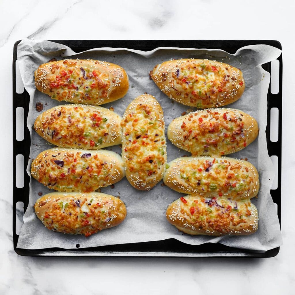 Plaats de broodjes in een voorverwarmde oven op 200 °C. Bak 12-18 minuten, of totdat ze goudbruin zijn. Laat ze iets afkoelen voor het serveren.