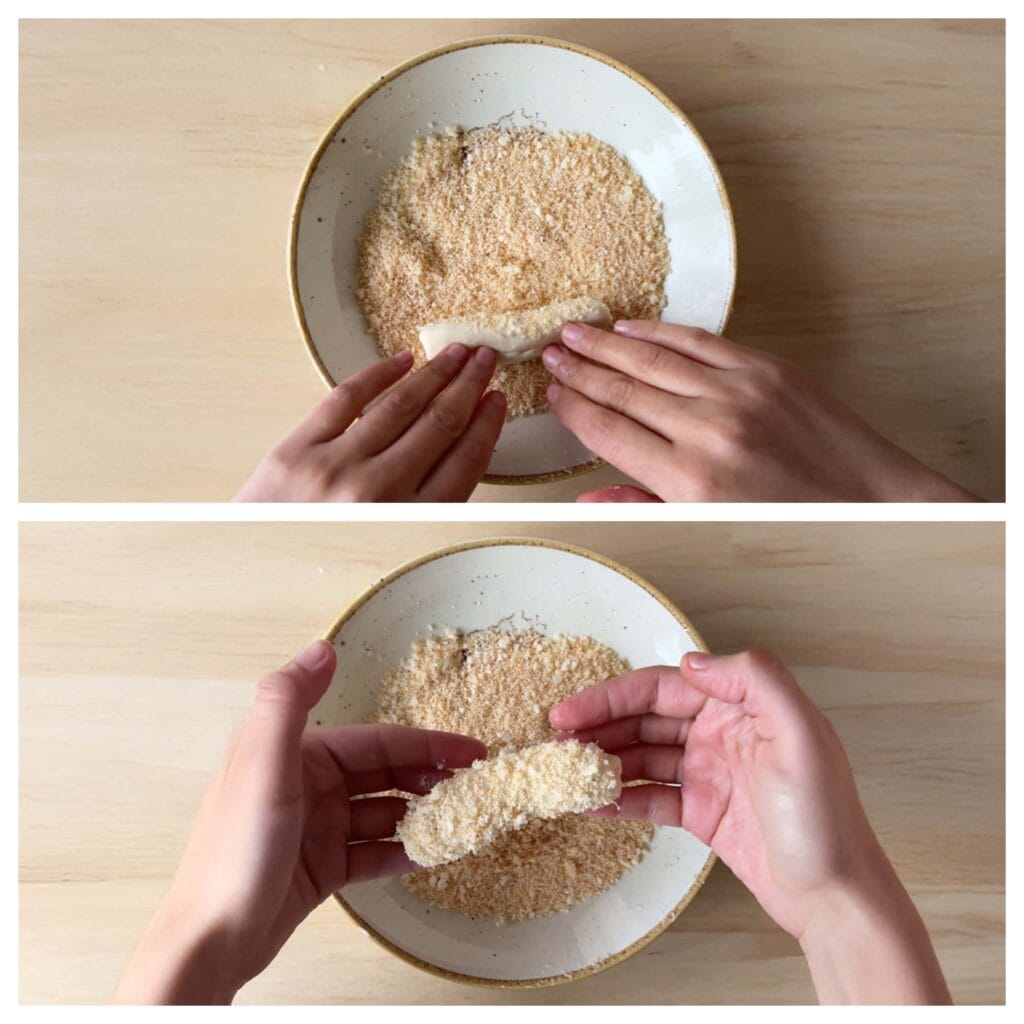 Meng de Parmezaanse kaas met de gedroogde basilicum in een kom. Smeer de broodjes in met melk en rol ze vervolgens  door het kaasmengsel, zodat ze een gelijkmatig laagje krijgen. 