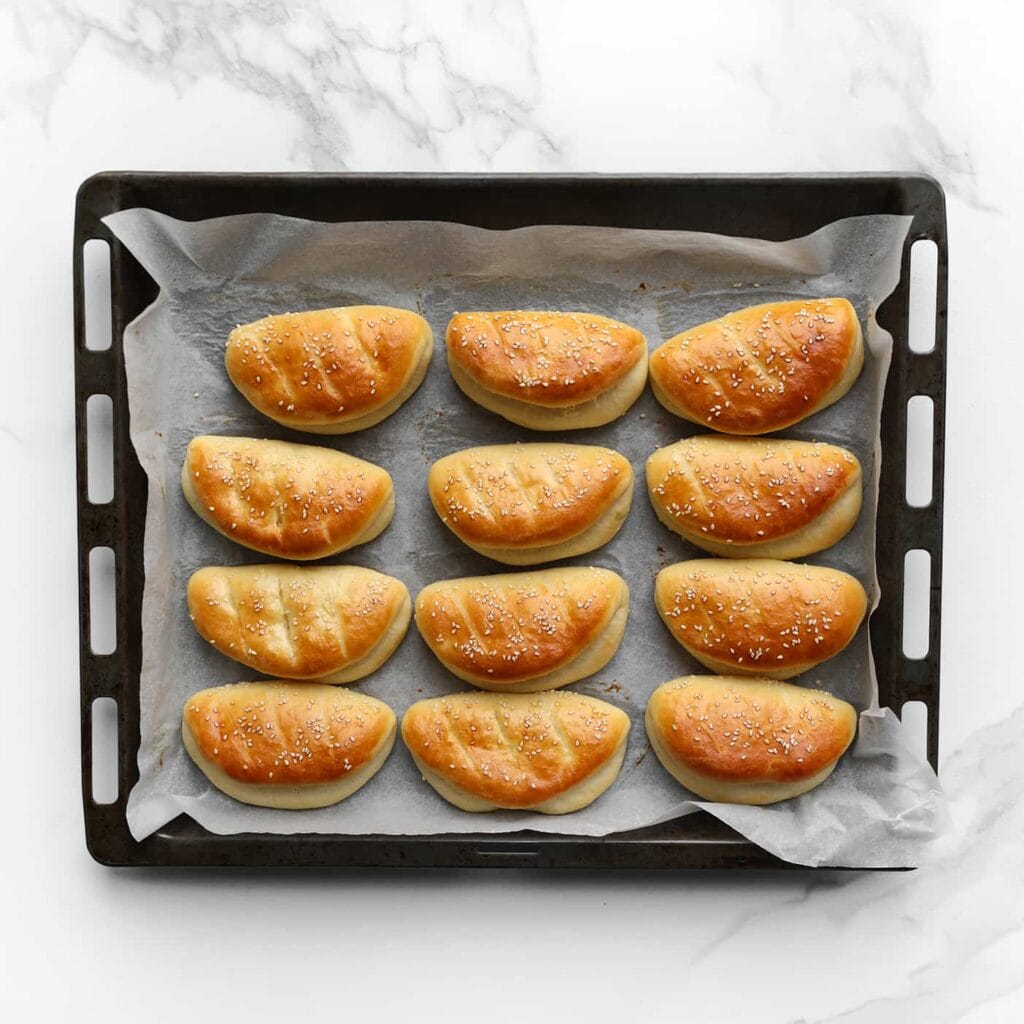 Zet de broodjes in een voorverwarmde oven op 200 ℃. Bak 12-18 minuten, of totdat ze mooi goudbruin zijn.