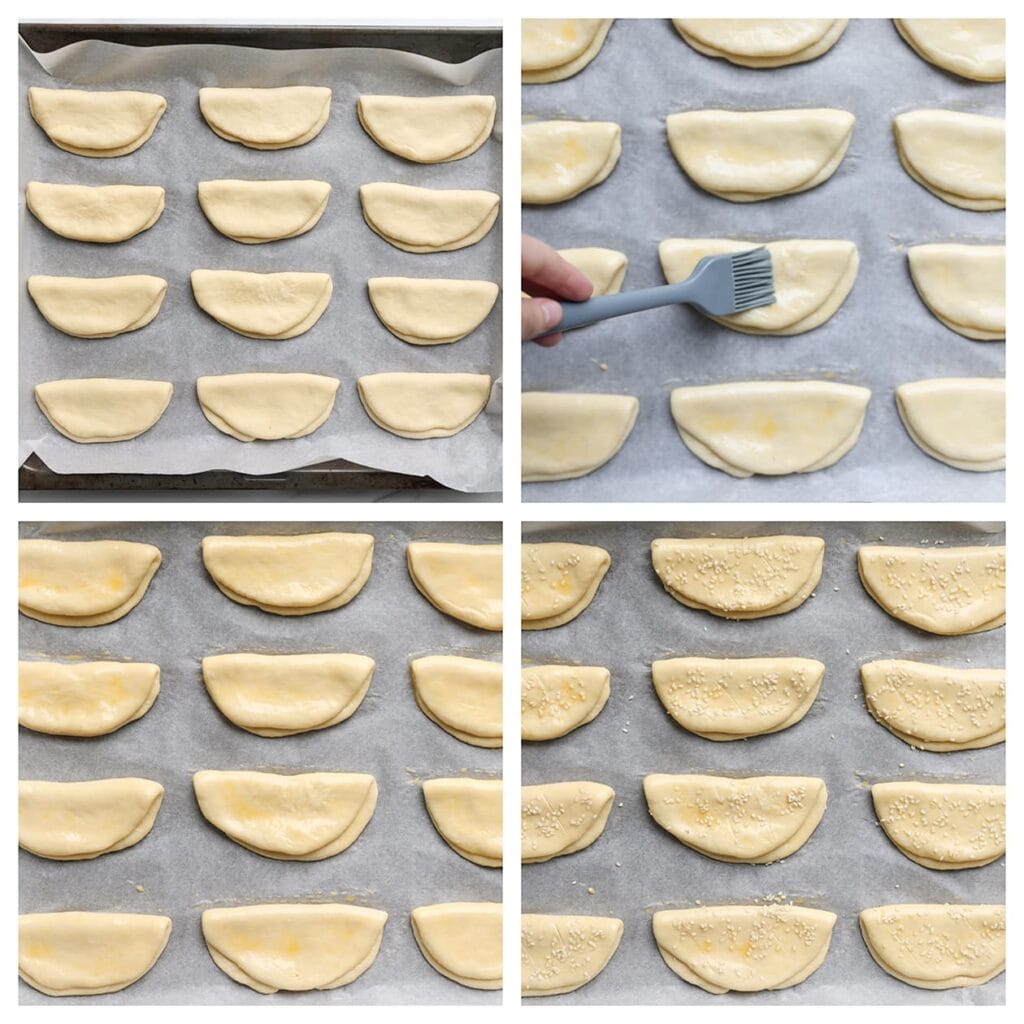 Leg de deegstukken op een met bakpapier beklede bakplaat. Bestrijk ze met geklutst ei, maak sneetjes in het deeg en strooi er sesamzaad overheen.