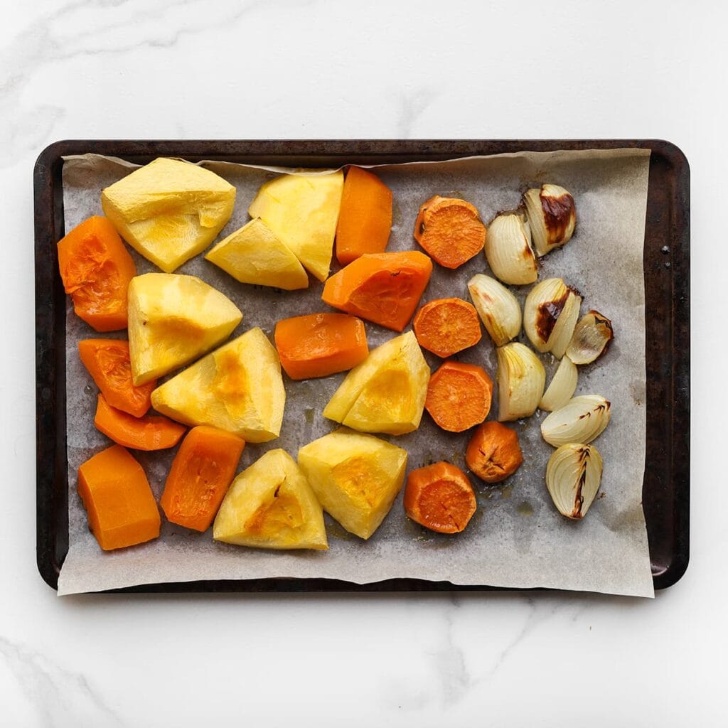 Grill de groenten in de oven gedurende 30-35 minuten tot ze zacht en licht geroosterd zijn.