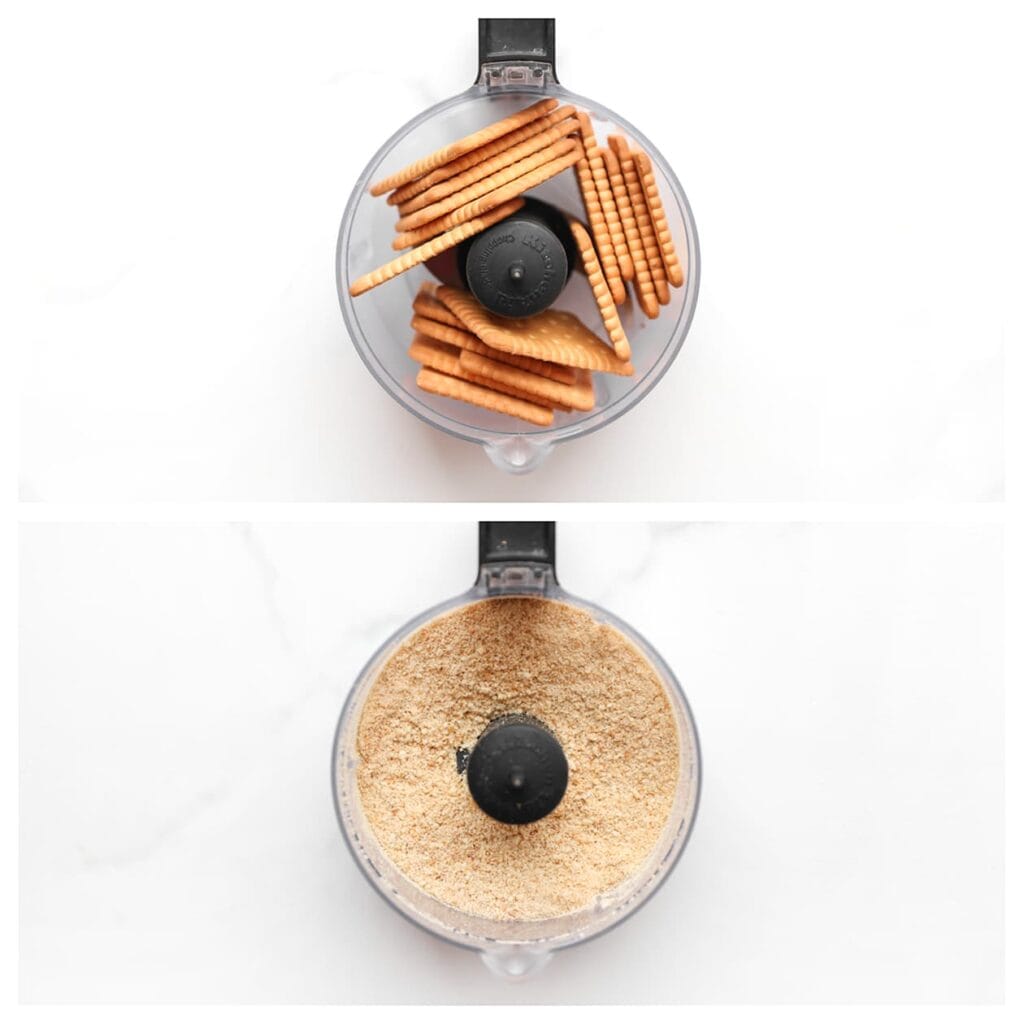 Maal de petit-beurrekoekjes fijn in een keukenmachine.