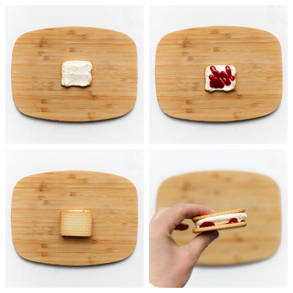 Neem een petit beurre koekje en spuit er een laagje room op. Spuit daarna wat frambozensiroop over de room. Leg er een tweede koekje bovenop. 