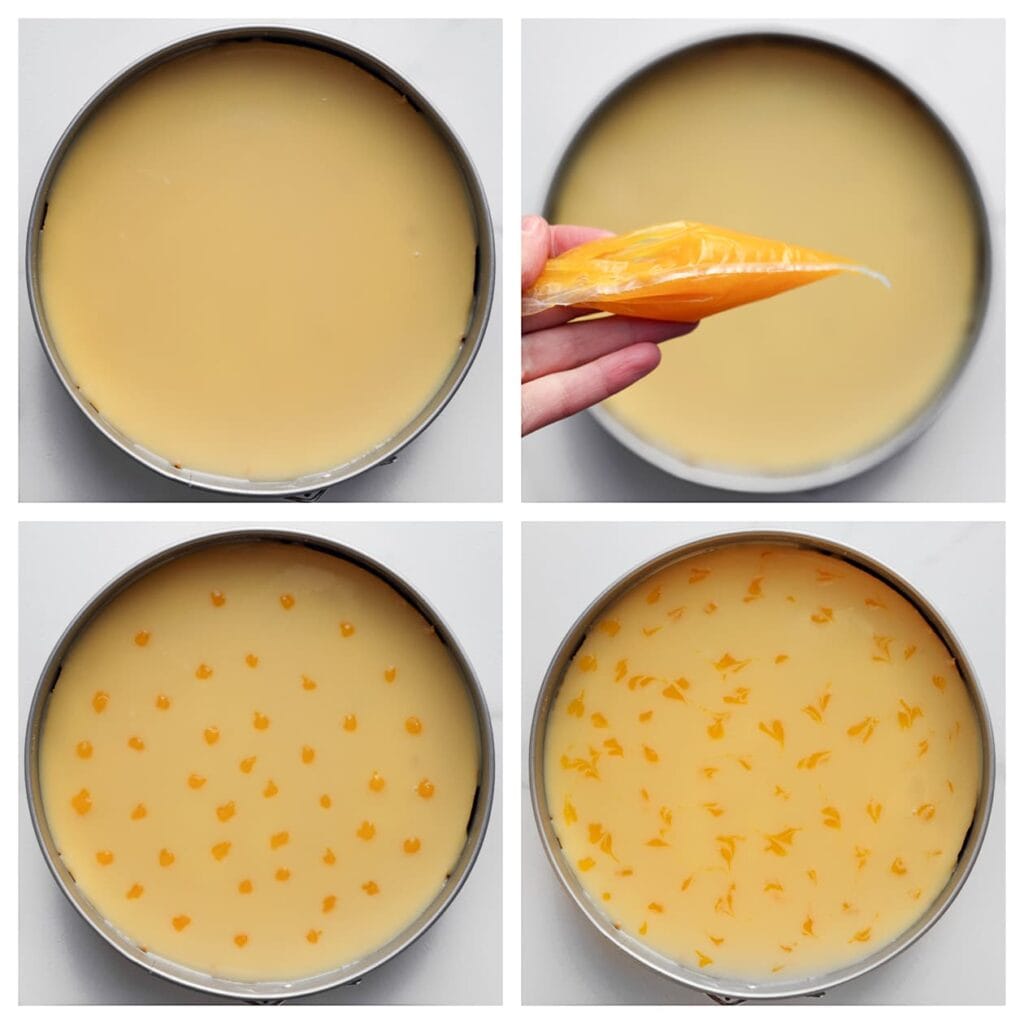 Giet de ganache over de afgekoelde cheesecake. Spuit direct wat perziksiroop op de bovenkant en maak met een tandenstoker een sierlijk patroon. Laat de cheesecake opnieuw in de koelkast opstijven.