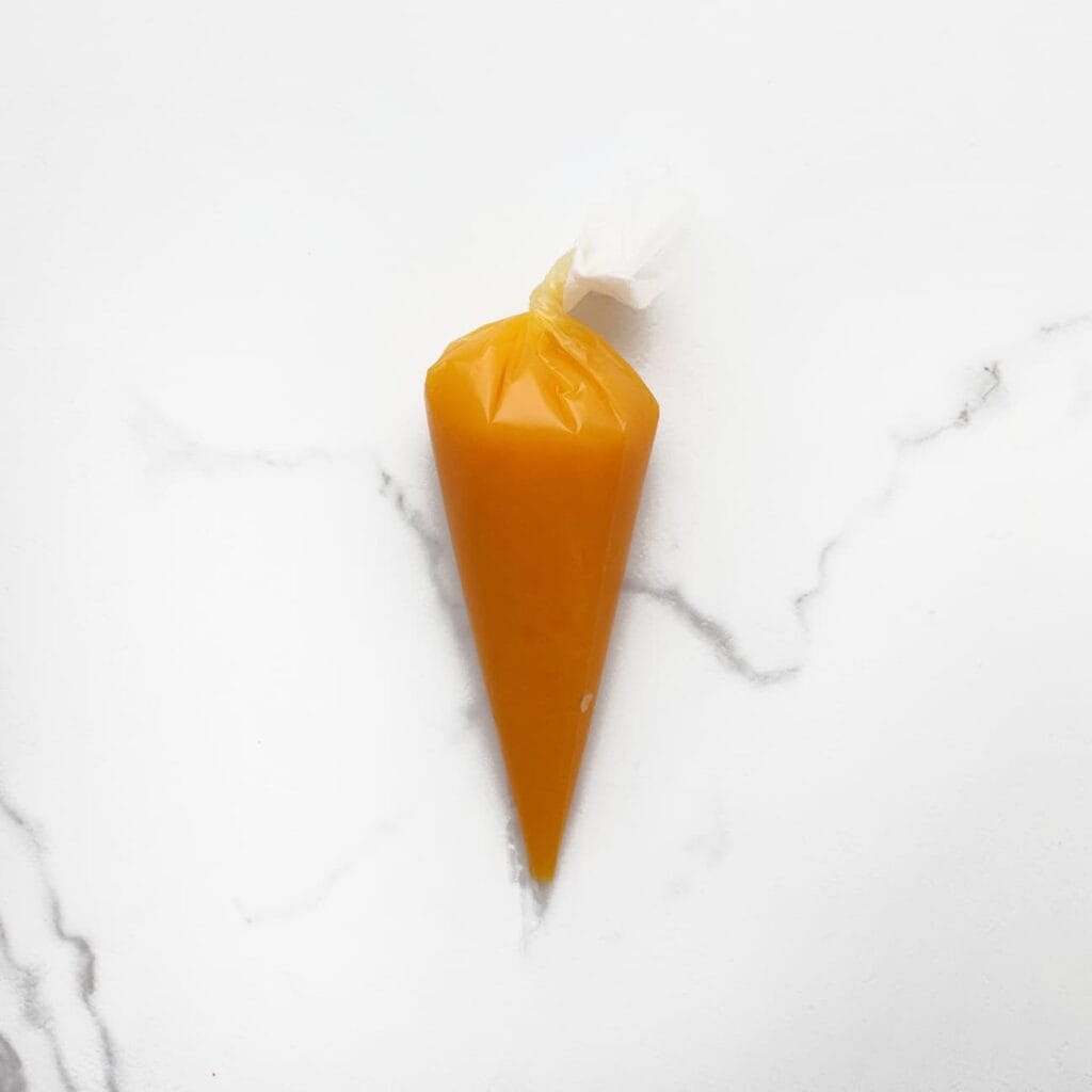 Giet de siroop in een spuitzak en zet apart.