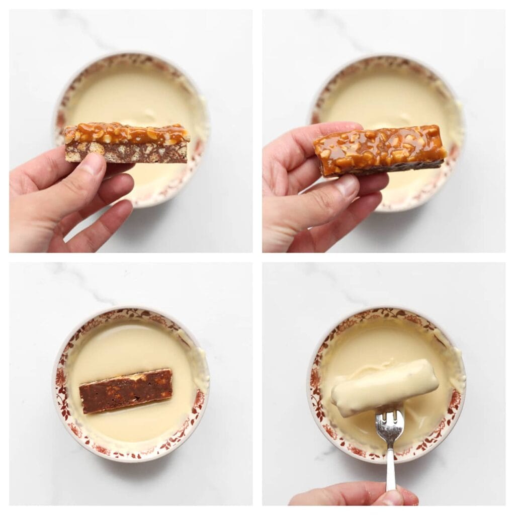 Doop elk pinda-karamelkoekje in de gesmolten chocolade zodat het volledig bedekt is.