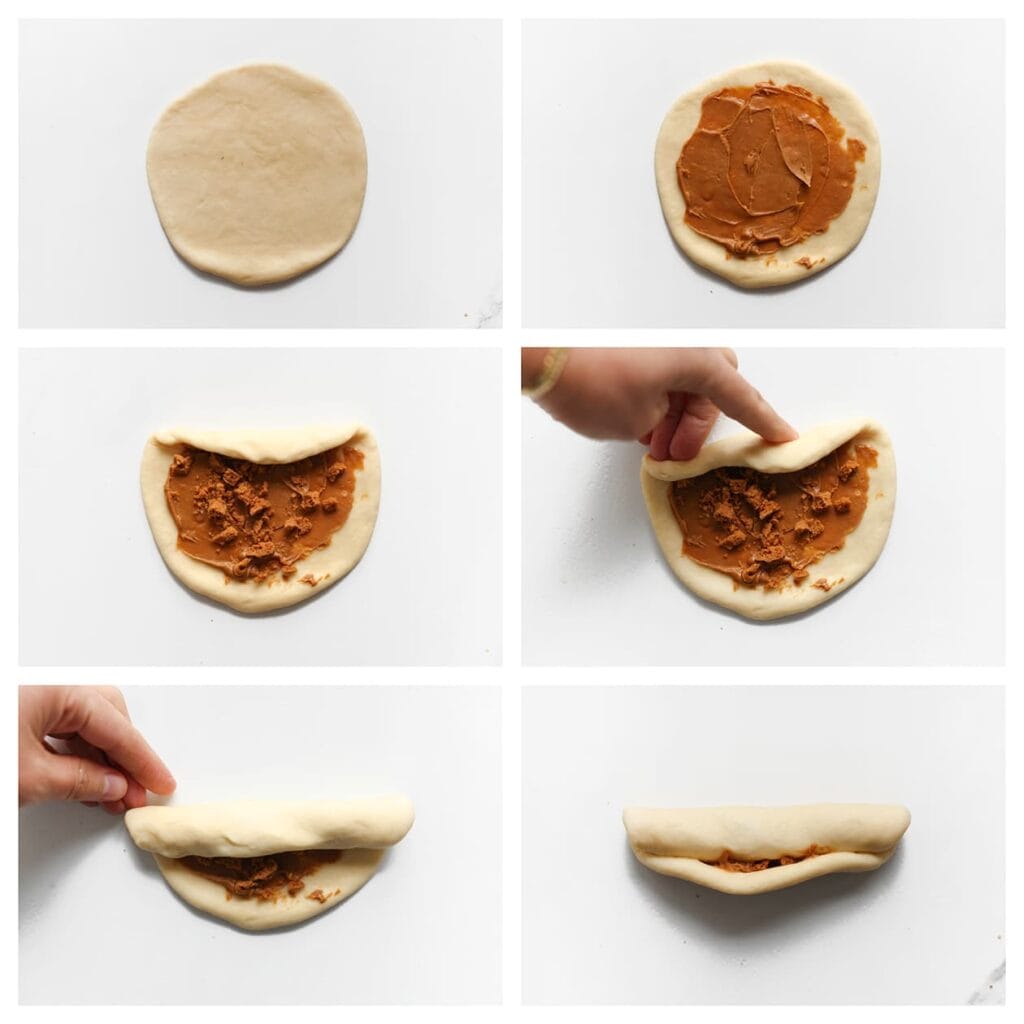 Bestrijk elk lapje deeg met een laagje Biscoff-pasta en strooi er wat Biscoff-koekkruimels overheen. Vouw de bovenrand van het deeg een stukje naar beneden en druk licht aan. Rol het deeg verder op tot een stevige staaf. 