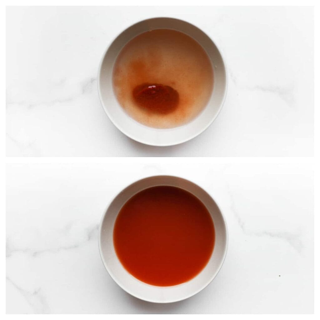 Meng in een kom de tomatenpuree met 190 ml water tot een glad mengsel. 