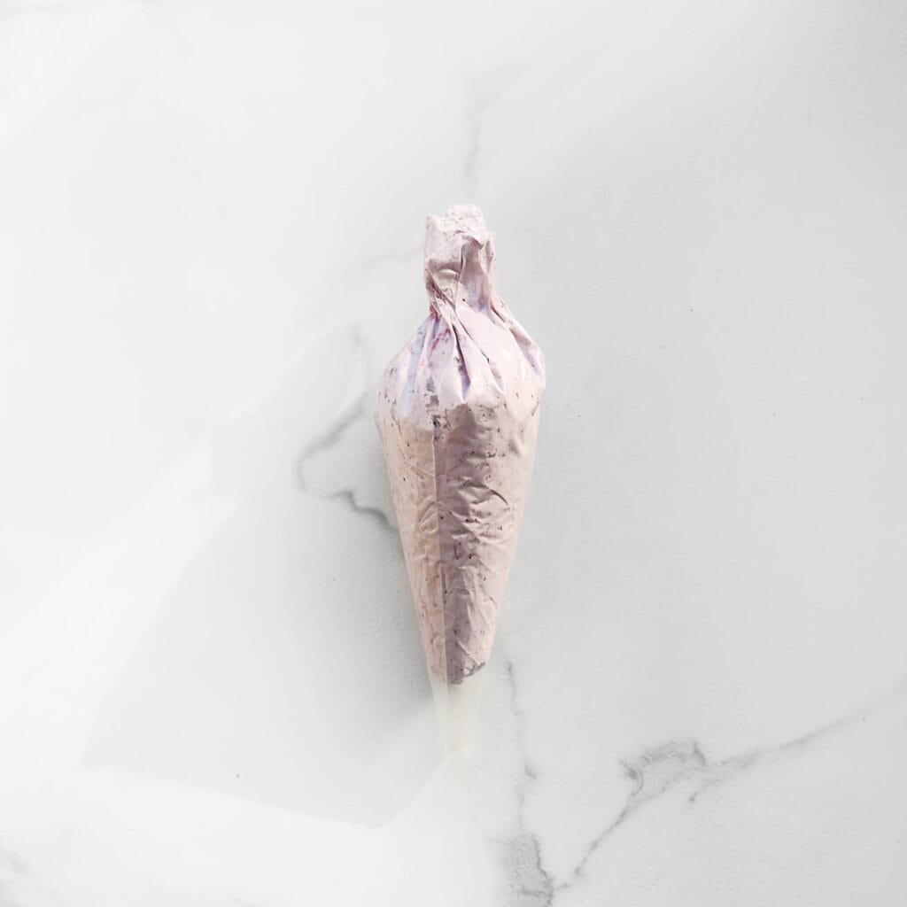 Doe deze bosbessenroom in een spuitzak en leg apart.