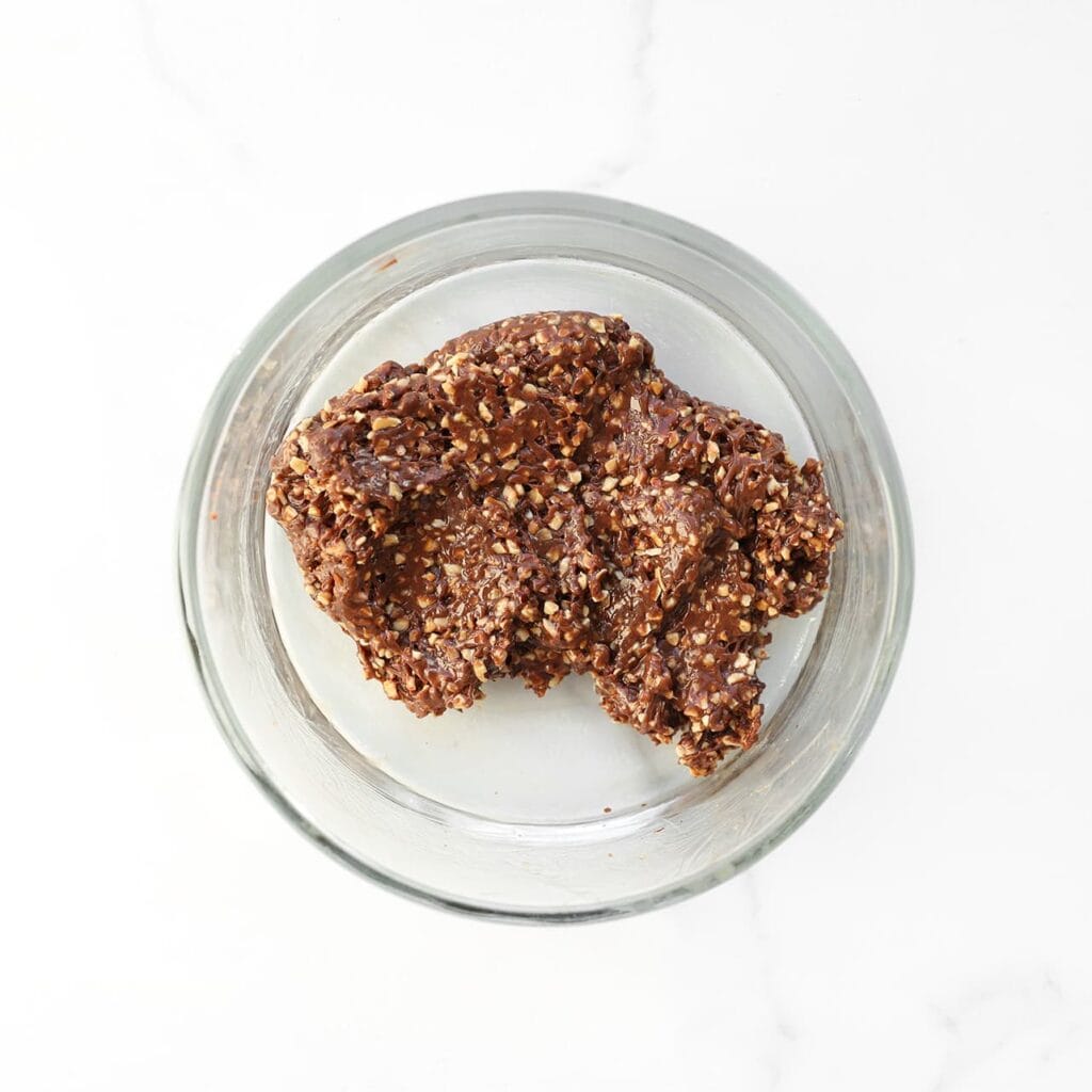 Zet het mengsel in de koelkast en laat opstijven tot het stevig genoeg is om te vormen.