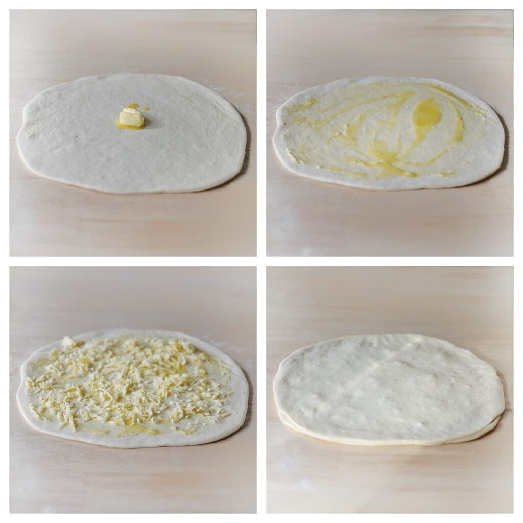 Bestrijk één cirkel met de roomboter en strooi de geraspte kaas erover. Leg de andere deegcirkel bovenop en druk de randen stevig dicht.