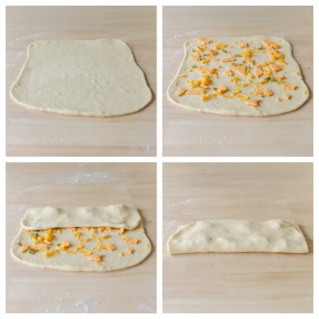 Verdeel de cheddar kaas en stukjes jalapeños gelijkmatig over het deeg. Vouw het deeg in drieën, zodat er drie lagen ontstaan. 