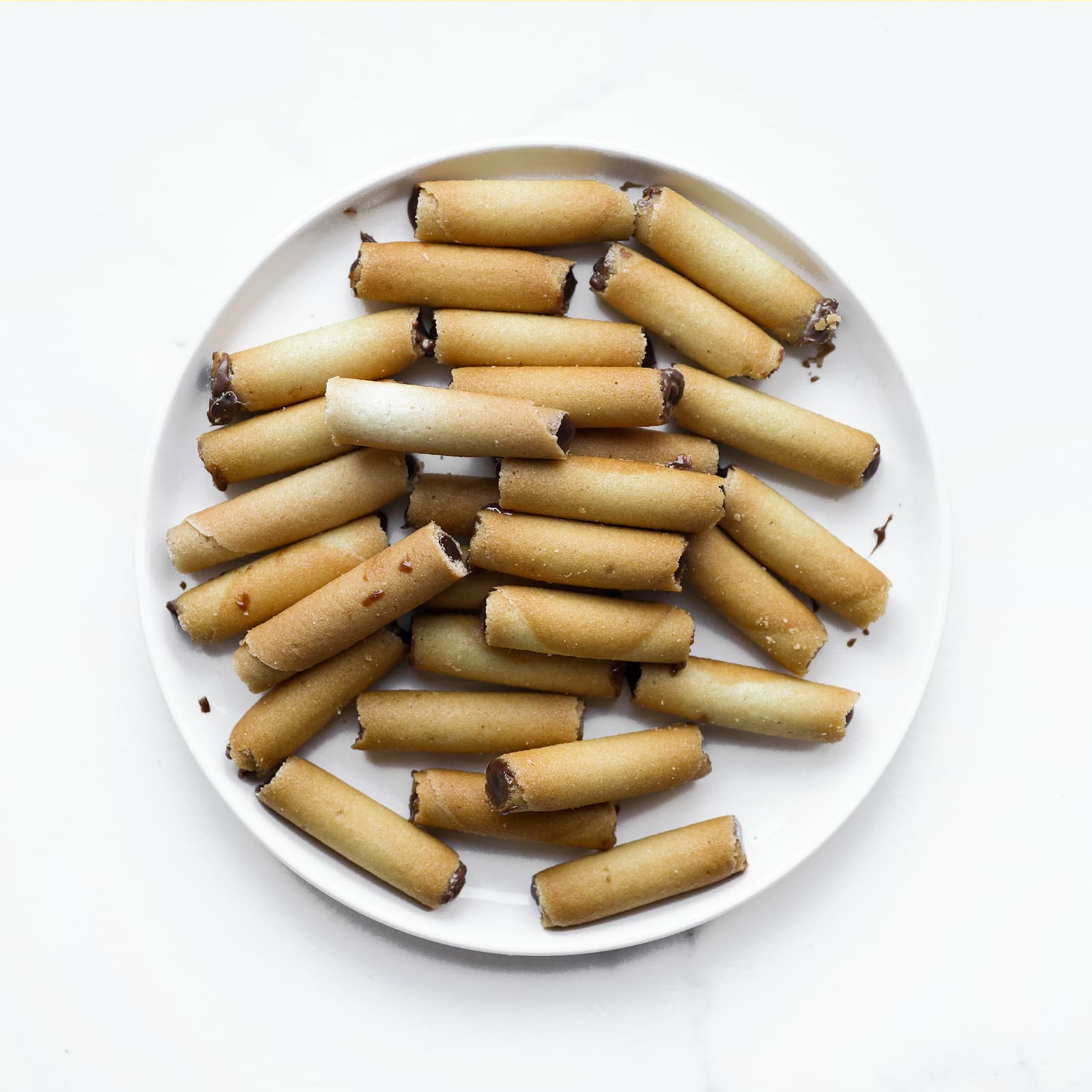 Gevulde sigarenkoekjes op een bord