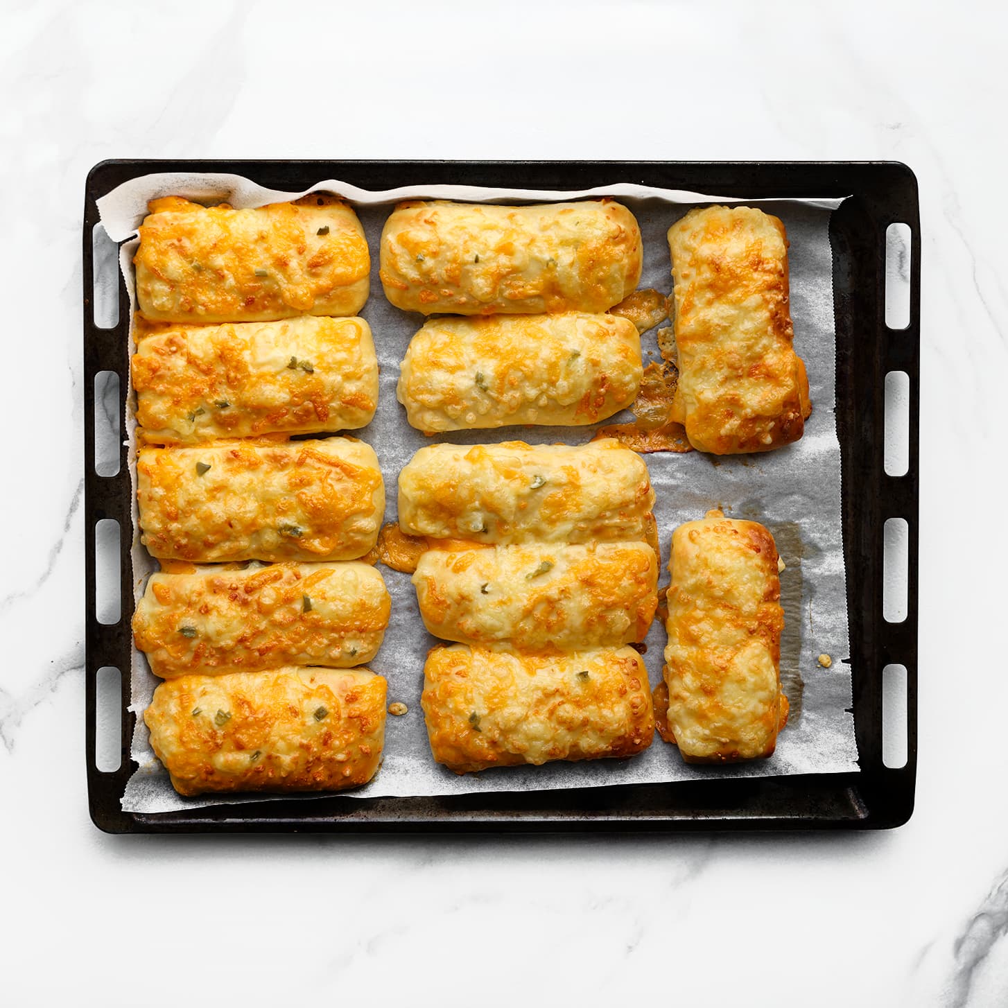 Jalapeno-kaasbroodjes bakken in de oven