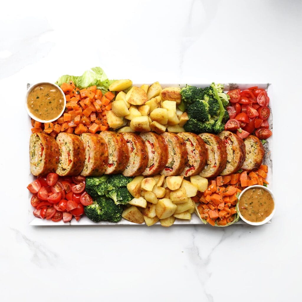 Serveer de kiprollade met gegrilde groenten, aardappelen of een frisse salade.