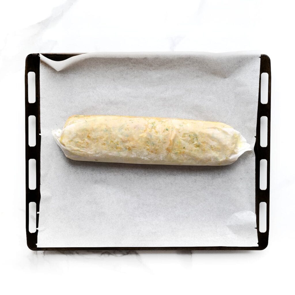 Zet de kiprollade in een voorverwarmde oven op 200 °C en bak 2 uur.