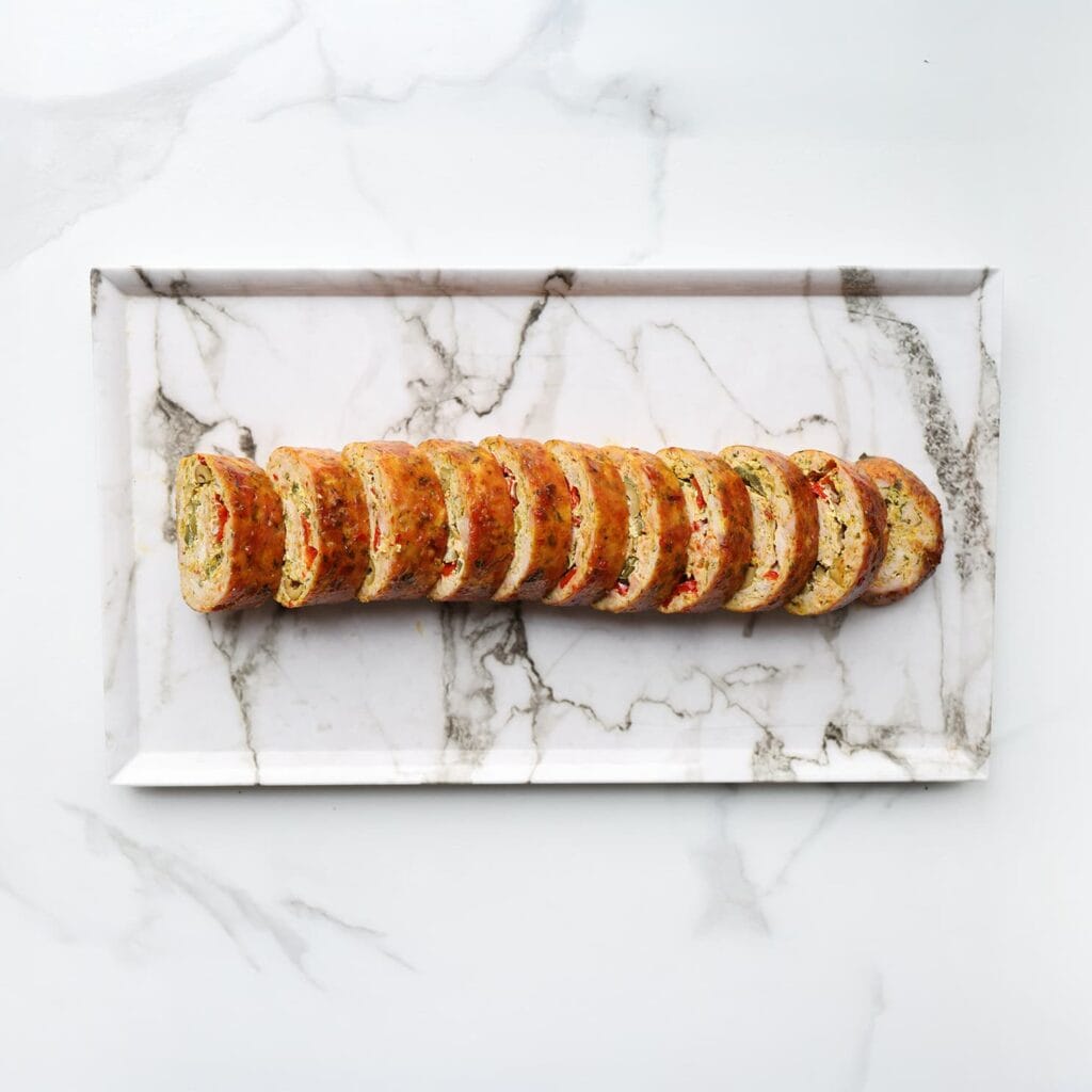 Snijd de rollade in mooie plakken op een schaal.