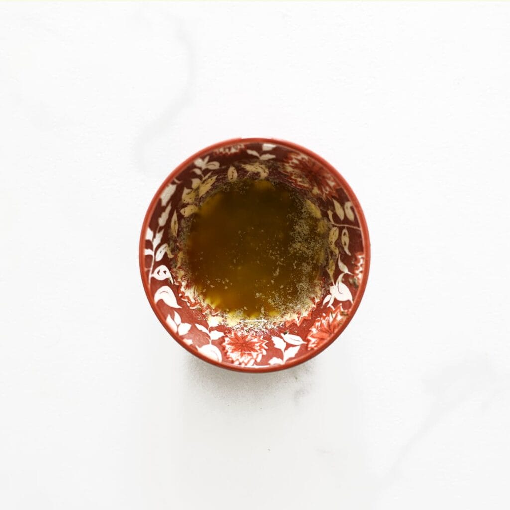 Meng de olijfolie met de gesmolten kruidenboter in een kom tot een gladde massa.