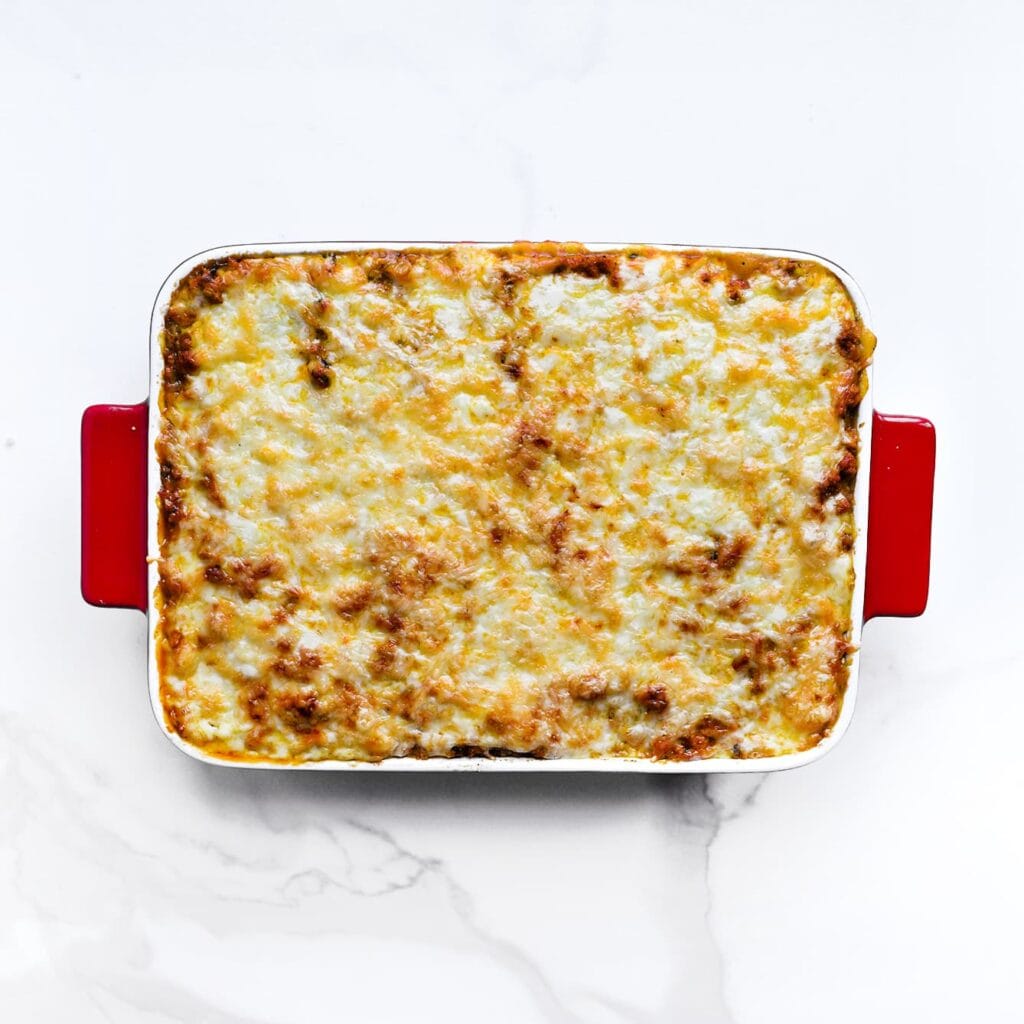 Verwarm de oven voor op 200 °C (boven- en onderwarmte). Bak de ovenschotel 10-15 minuten, of tot de kaas goudbruin en gesmolten is.