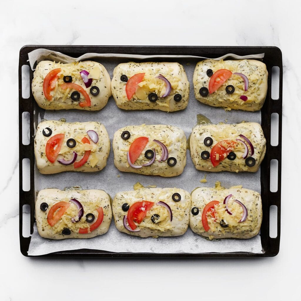 Laat de broodjes 30 minuten rijzen of totdat ze in formaat zijn verdubbeld.