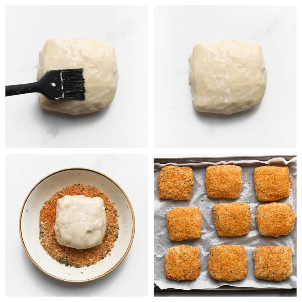 Bestrijk de bovenkant van het pakketje met melk en wentel het door het kaasmengsel. Leg het vervolgens op een met bakpapier beklede bakplaat.