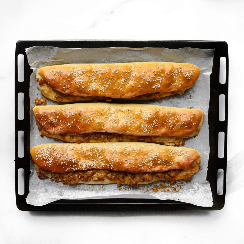 Bak de broodjes in een voorverwarmde oven op 200 °C in 18-20 minuten goudbruin.