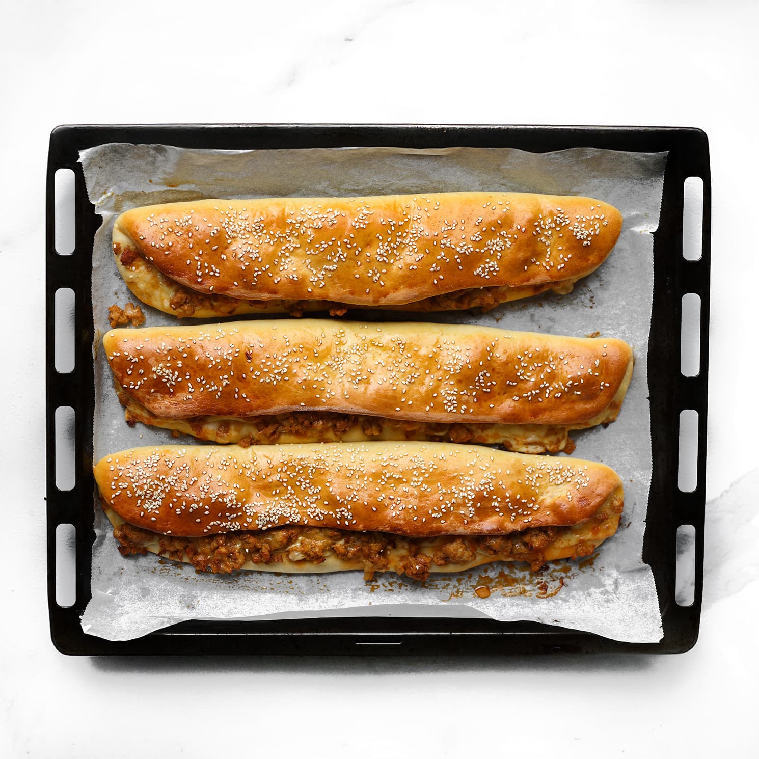 Brood gevuld met gehakt goudbruin bakken