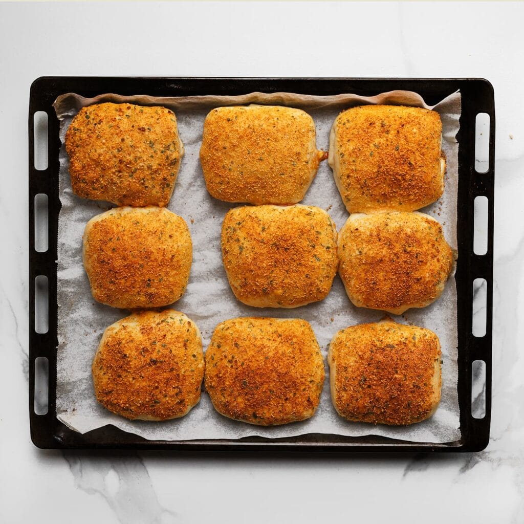 Bak de broodjes in een voorverwarmde oven op 200 °C in 12-18 minuten goudbruin.