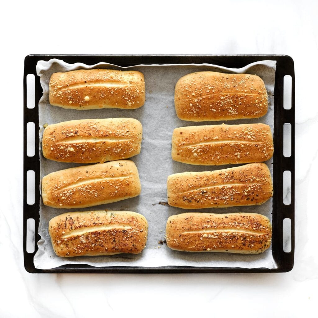 Bak de broodjes in een voorverwarmde oven op 200 °C in 12-18 minuten goudbruin.