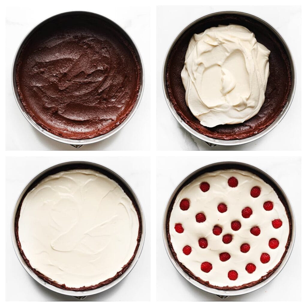 Giet het cheesecakebeslag erover en strijk het glad. Verdeel de frambozen gelijkmatig over het cheesecakebeslag.