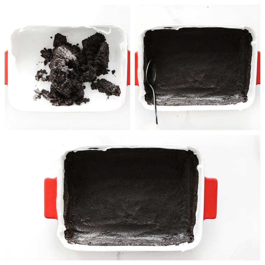 Bekleed een schaal met bakpapier en verdeel het koekjesdeeg gelijkmatig over de bodem. Druk stevig aan met de achterkant van een lepel, inclusief de zijkanten. Zet even in de koelkast.