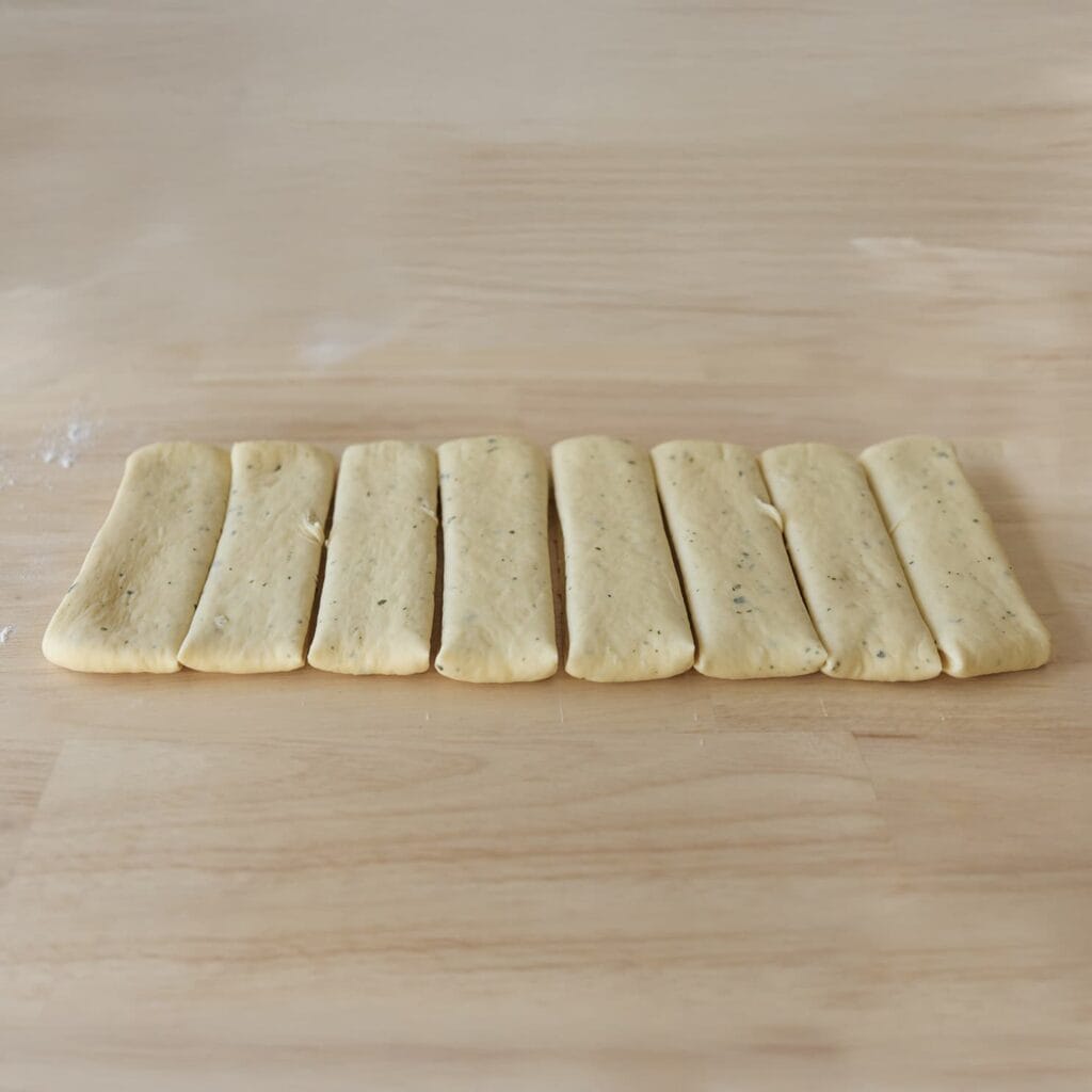 Snijd het deeg in 8 gelijke stroken. 