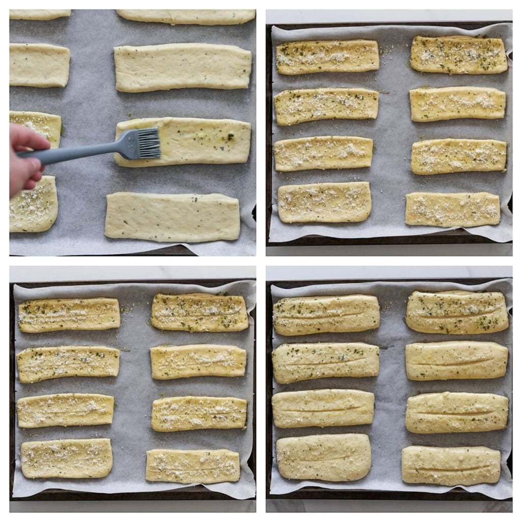 Bestrijk de bovenkant van het deeg met gesmolten kruidenboter. Bestrooi met Parmezaanse kaas en maak enkele insnijdingen in het deeg. Laat de broodjes 30 minuten rijzen, of tot ze in omvang zijn verdubbeld.