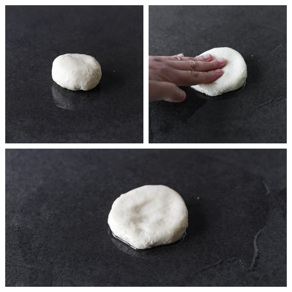 Vet je werkplek in met ongeveer 35 ml olie (olijfolie of zonnebloemolie). Leg een bolletje deeg erop en druk het iets plat. Herhaal voor alle deegbolletjes. 