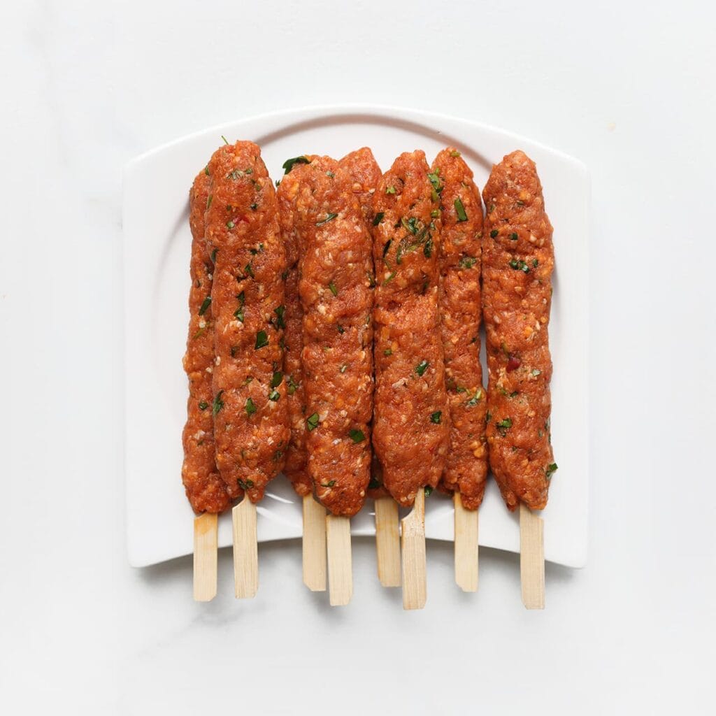 Neem wat van het gehakt en vorm er langwerpige spiesen van. Leg ze apart.