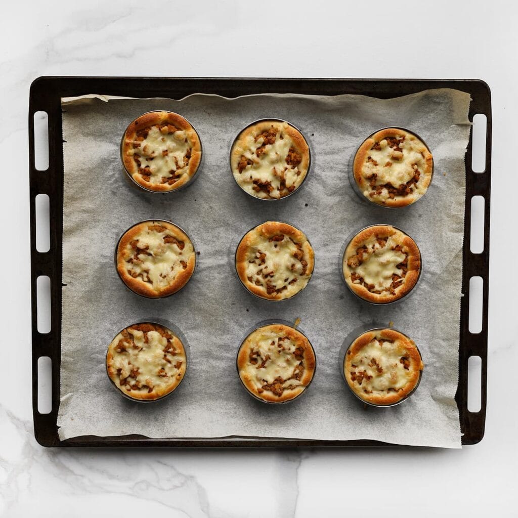 Bak de gehaktbroodjes in een voorverwarmde oven op 200 ℃ in 12-18 minuten goudbruin.