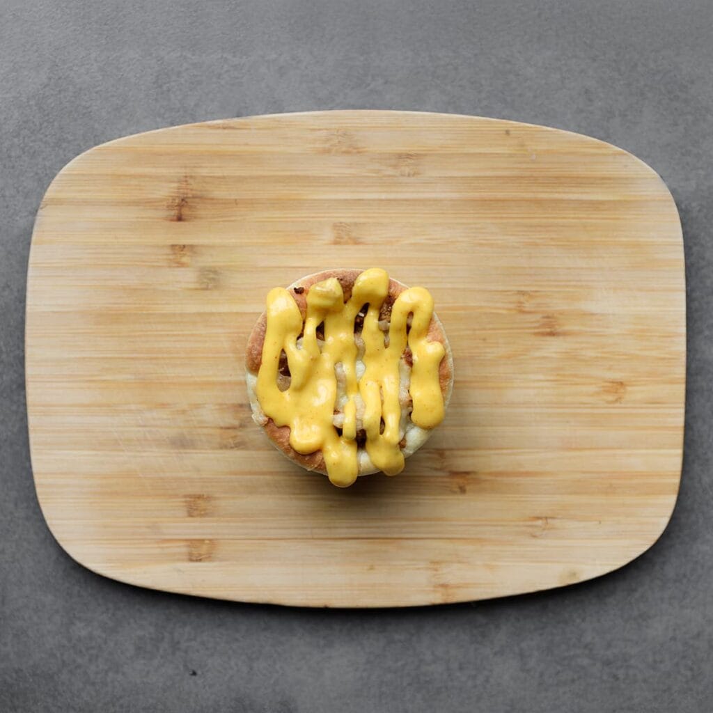 Garneer de gehaktbroodjes met wat kaassaus als je hiervan houdt.